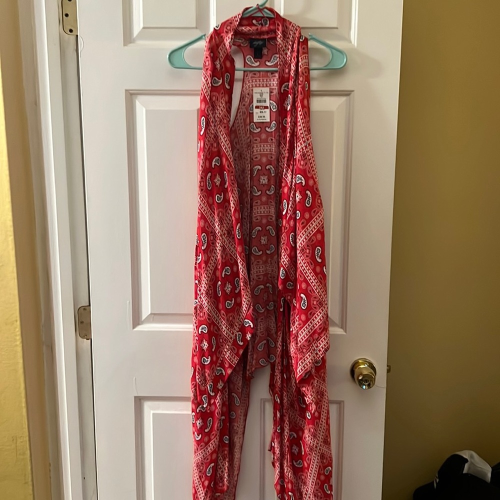 Daytrip Red Paisley Open-Front Sleeveless Kimono Vest